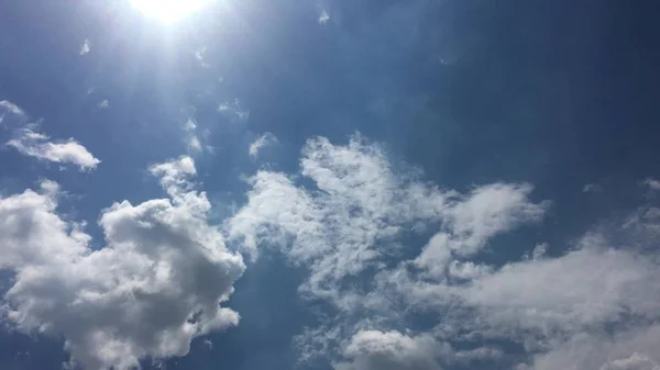 Nuvole bianche scompaiono sotto il sole caldo sul cielo blu. Movimento time-lapse nuvole sfondo cielo blu. Cielo blu. Nuvole. Cielo blu con nuvole bianche — Foto Stock