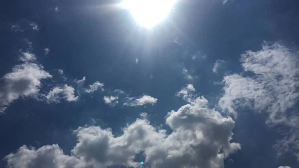 Λευκά σύννεφα εξαφανίζονται κάτω από τον καυτό ήλιο στο μπλε του ουρανού. Time-lapse κίνηση σύννεφα μπλε φόντο του ουρανού. Μπλε του ουρανού. Σύννεφα. Μπλε με άσπρες σύννεφα του ουρανού — Φωτογραφία Αρχείου