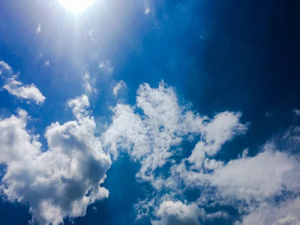 雲を背景にした美しい青空空雲を背景にした空雲を背景にした青空雲と太陽を背景にした青い空 — ストック写真