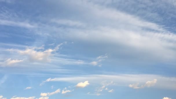 Weiße Wolken verschwinden in der heißen Sonne am blauen Himmel. Zeitraffer-Bewegung bewölkt blauen Himmel Hintergrund. blauer Himmel. Wolken. blauer Himmel mit weißen Wolken. — Stockvideo