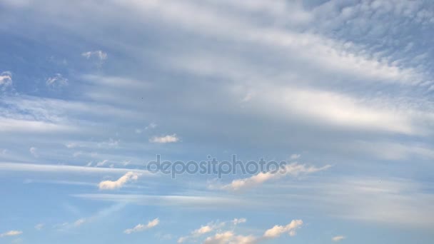 Vita moln försvinner i den varma solen på klarblå himmel. Time-lapse motion moln blå himmel bakgrund. Blå himmel. Molnen. Blå himmel med vita moln. — Stockvideo