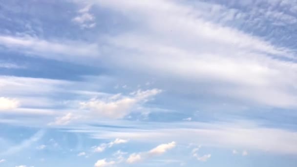 Weiße Wolken verschwinden in der heißen Sonne am blauen Himmel. Zeitraffer-Bewegung bewölkt blauen Himmel Hintergrund. blauer Himmel. Wolken. blauer Himmel mit weißen Wolken. — Stockvideo