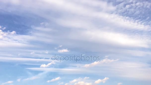 Nuvole bianche scompaiono sotto il sole caldo sul cielo blu. Movimento time-lapse nuvole sfondo cielo blu. Cielo blu. Nuvole. Cielo blu con nuvole bianche . — Video Stock