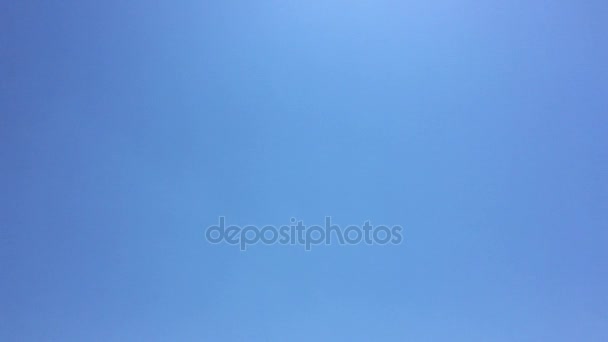 Fondo cielo azul. Cielo azul soleado de verano — Vídeo de stock