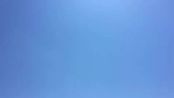 青い空を背景。日当たりの良い夏の青空 — ストック写真