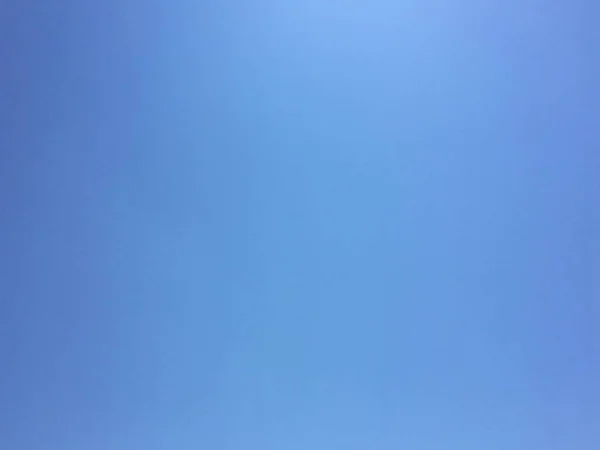 Kék ég háttér. Napsütéses nyári kék ég — Stock Fotó