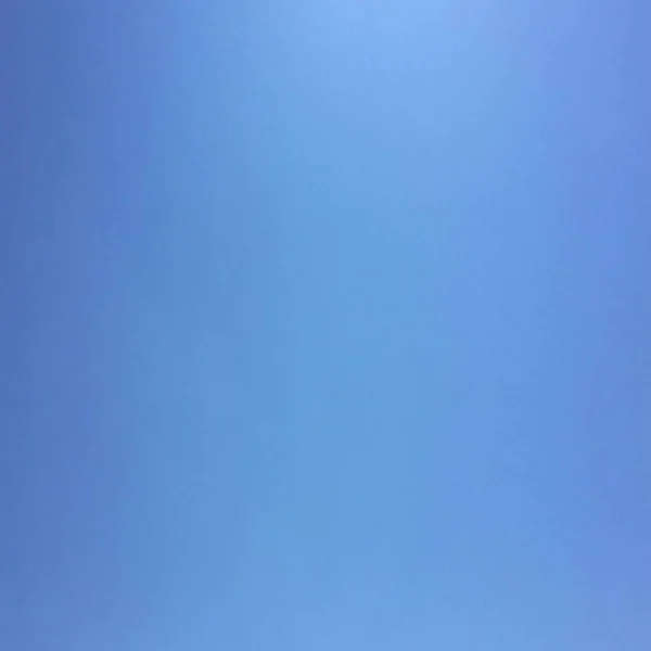 Голубое небо. Солнечное летнее голубое небо — стоковое фото