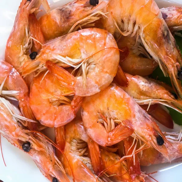 Delicious sauteed shrimp with cajun seasoning and lime on a maple plank — Stock Photo, Image