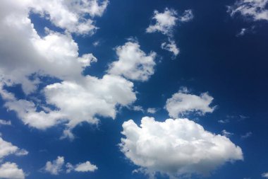 Mavi gökyüzü bulutlar. Güzel mavi gökyüzü beyaz bulutlar arka plan ile. Gökyüzü beyaz bulutlar