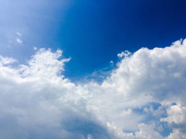 Mavi gökyüzü bulutlar. Güzel mavi gökyüzü beyaz bulutlar arka plan ile. Gökyüzü beyaz bulutlar