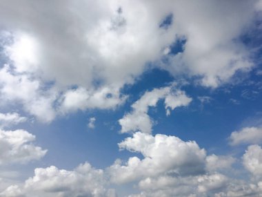 Mavi gökyüzü bulutlar. Güzel mavi gökyüzü beyaz bulutlar arka plan ile. Gökyüzü beyaz bulutlar