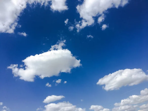 Nubes azules del cielo. Hermoso cielo azul con fondo de nubes blancas. Cielo nubes blancas — Foto de Stock