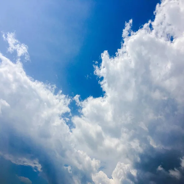 Blauwe hemel wolken. Mooie blauwe hemel met witte wolken achtergrond. Witte wolken van de hemel — Stockfoto