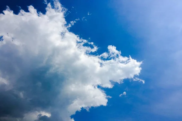 Nuvens céu azul. Céu azul bonito com fundo de nuvens brancas. Céu nuvens brancas — Fotografia de Stock