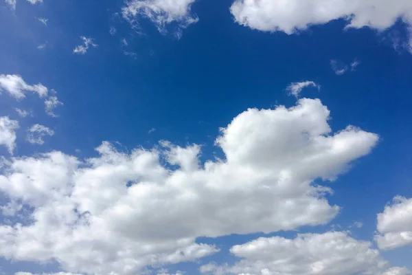 Μπλε ουρανό σύννεφα. Όμορφο μπλε ουρανό με φόντο άσπρα σύννεφα. Λευκά σύννεφα του ουρανού — Φωτογραφία Αρχείου