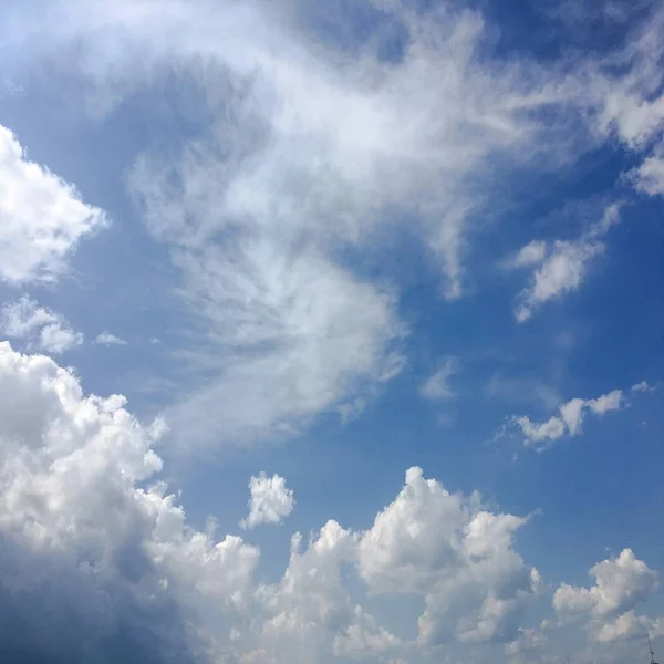 蓝蓝的天空云。美丽的蓝天白云背景。天空白云 — 图库照片