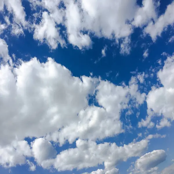 Nuages de ciel bleu. Beau ciel bleu avec fond de nuages blancs. Ciel nuages blancs — Photo