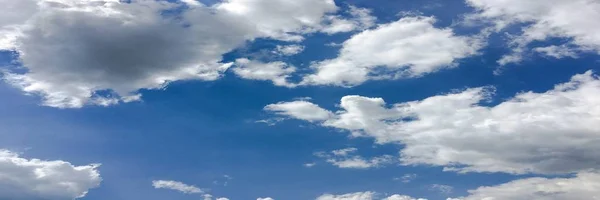 Mavi gökyüzü bulutlar. Güzel mavi gökyüzü beyaz bulutlar arka plan ile. Gökyüzü beyaz bulutlar — Stok fotoğraf