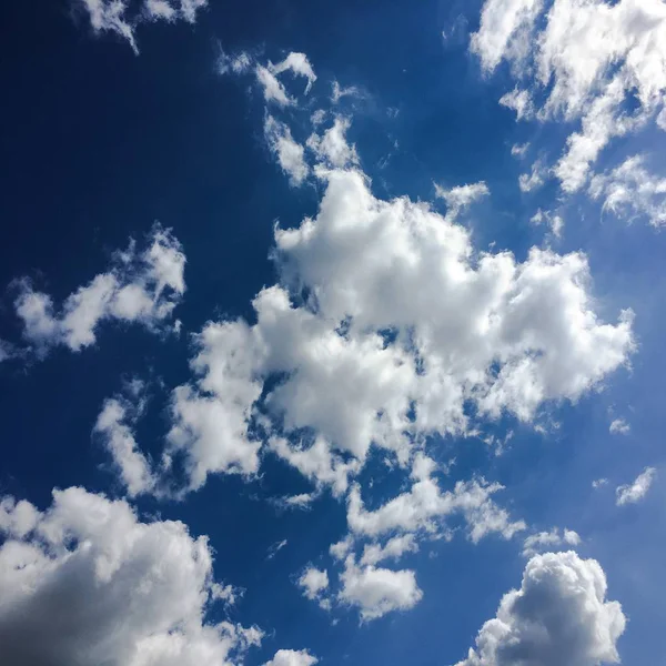 Μπλε ουρανό σύννεφα. Όμορφο μπλε ουρανό με φόντο άσπρα σύννεφα. Λευκά σύννεφα του ουρανού — Φωτογραφία Αρχείου