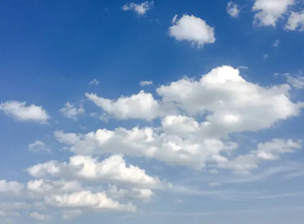 Nuvens céu azul. Céu azul bonito com fundo de nuvens brancas. Céu nuvens brancas — Fotografia de Stock