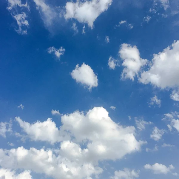 Blauer Himmel Wolken. schönen blauen Himmel mit weißen Wolken Hintergrund. Himmel weiße Wolken — Stockfoto