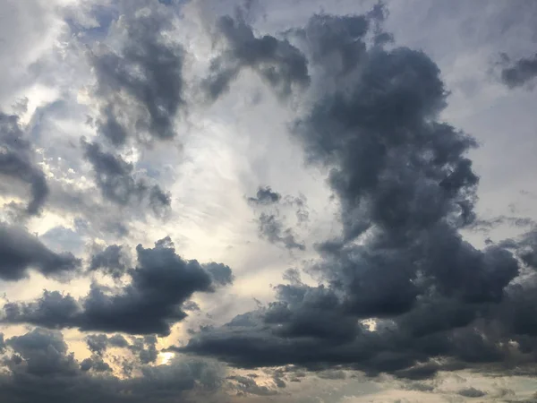 青い空の雲。美しい青い空白い雲の背景に。空白い雲 — ストック写真