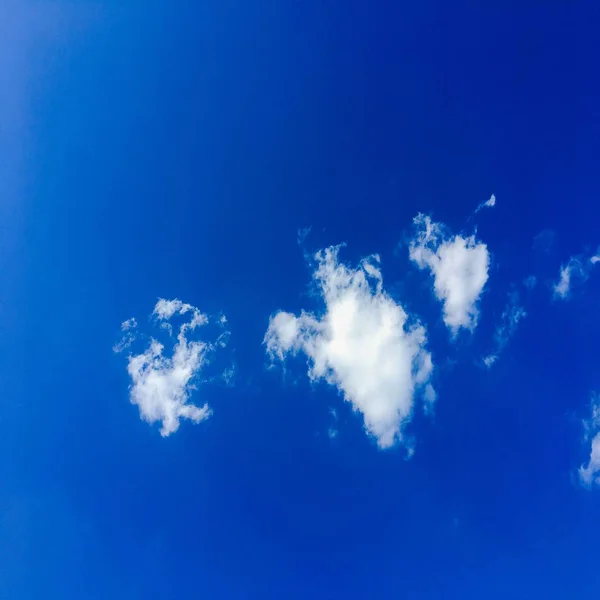 青い空の雲。美しい青い空白い雲の背景に。空白い雲 — ストック写真