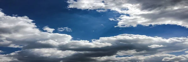 Nuvens céu azul. Céu azul bonito com fundo de nuvens brancas. Céu nuvens brancas — Fotografia de Stock