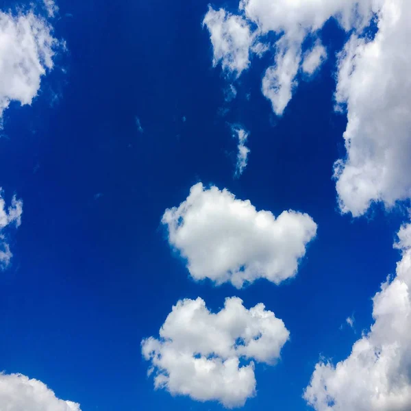 푸른 하늘 구름입니다. 아름 다운 푸른 하늘 흰 구름 배경입니다. 하늘 흰 구름 — 스톡 사진