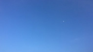 Beyaz bulutlar güneşin altında mavi gökyüzü üzerinde kaybolur. Hızlandırılmış hareket bulutlar mavi gökyüzü arka plan. Mavi gökyüzü. Bulutlar. Mavi gökyüzü beyaz bulutlar ile.