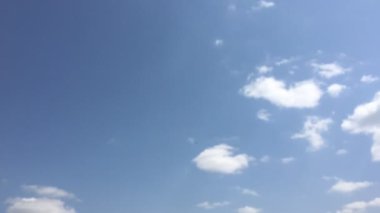 Beyaz bulutlar güneşin altında mavi gökyüzü üzerinde kaybolur. Hızlandırılmış hareket bulutlar mavi gökyüzü arka plan. Mavi gökyüzü. Bulutlar. Mavi gökyüzü beyaz bulutlar ile.