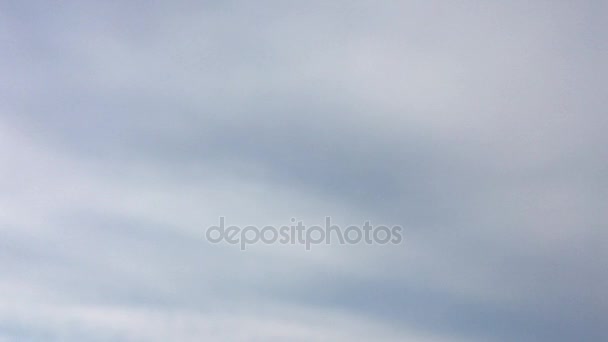 Λευκά σύννεφα εξαφανίζονται κάτω από τον καυτό ήλιο στο μπλε του ουρανού. Time-lapse κίνηση σύννεφα μπλε φόντο του ουρανού. Μπλε του ουρανού. Σύννεφα. Μπλε με άσπρες σύννεφα του ουρανού. — Αρχείο Βίντεο