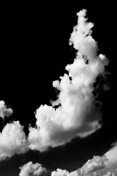 Molnen. Svart bakgrund. Isolerade vita moln på svart himmel. Uppsättning av isolerade moln över svart bakgrund. Designelement. Vita isolerade moln. Cutout extraherade moln — Stockfoto