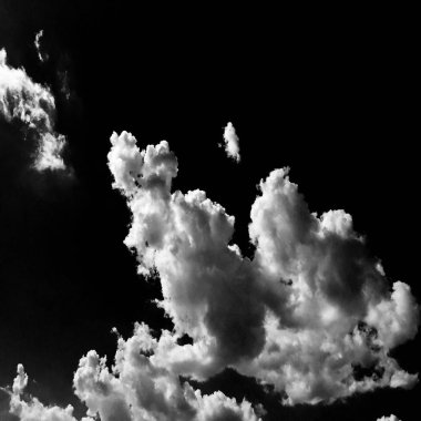 Bulutlar. Siyah arka plan. İzole beyaz bulutlar üzerinde siyah sky. Siyah arka plan üzerinde izole bulutlar kümesi. Tasarım öğeleri. Beyaz bulutlar izole. Çıkarılan kesme bulutlar