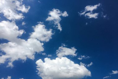 Güzel mavi gökyüzü, arka planda bulutlu bulutlu bulutlu hava bulutlu mavi gökyüzü, bulutlu ve güneşli.