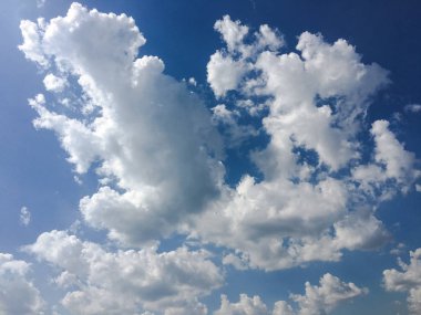 Güzel mavi gökyüzü, arka planda bulutlu bulutlu bulutlu hava bulutlu mavi gökyüzü, bulutlu ve güneşli.