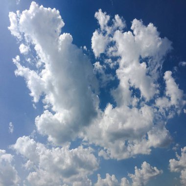 Güzel mavi gökyüzü, arka planda bulutlu bulutlu bulutlu hava bulutlu mavi gökyüzü, bulutlu ve güneşli.