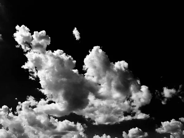 Wolken. schwarzer Hintergrund. vereinzelt weiße Wolken am schwarzen Himmel. vereinzelte Wolken über schwarzem Hintergrund. Designelemente. weiße vereinzelte Wolken. Cut-out extrahierte Wolken — Stockfoto