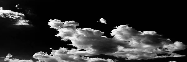 Облака. Чёрный фон. Изолированные белые облака на черном небе. Набор изолированных облаков на черном фоне. Элементы дизайна. Белые изолированные облака. Вырезанные облака — стоковое фото