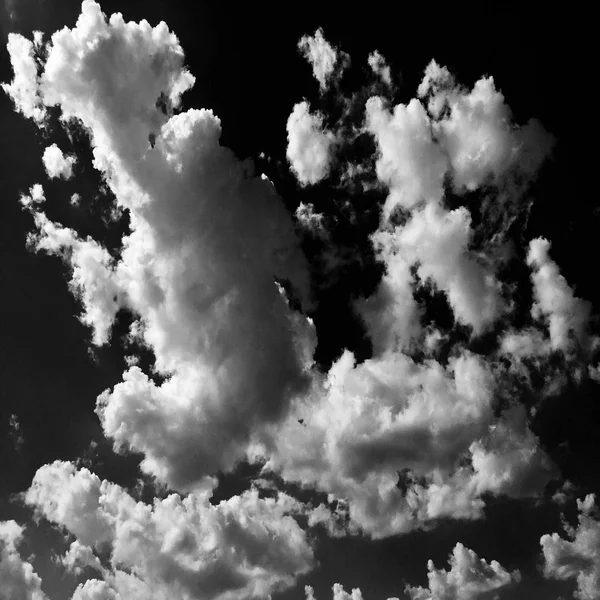 Wolken. schwarzer Hintergrund. vereinzelt weiße Wolken am schwarzen Himmel. vereinzelte Wolken über schwarzem Hintergrund. Designelemente. weiße vereinzelte Wolken. Cut-out extrahierte Wolken — Stockfoto