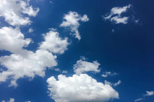 Krásná modrá obloha s mraky pozadí.Obloha clouds.Sky s mraky počasí příroda mraky modré.Modrá obloha s mraky a sluncem — Stock fotografie