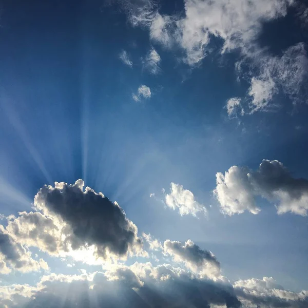 Schöner blauer Himmel mit Wolken hintergrund.Himmel Wolken Himmel mit Wolken Wetter Natur Wolkenblau.Blauer Himmel mit Wolken und Sonne — Stockfoto