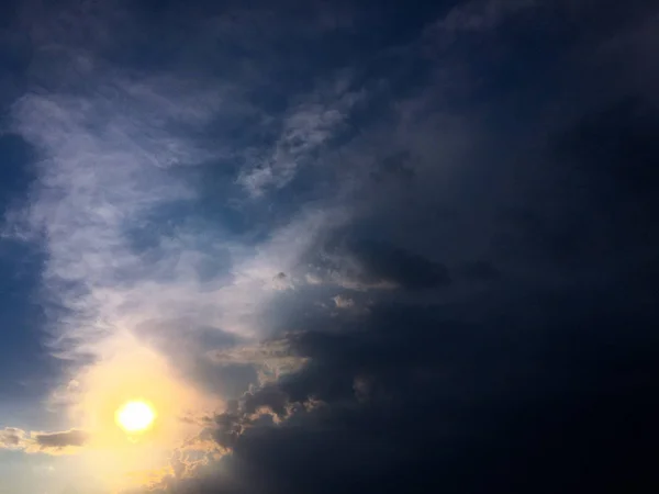 Güzel mavi gökyüzü, arka planda bulutlu bulutlu bulutlu hava bulutlu mavi gökyüzü, bulutlu ve güneşli. — Stok fotoğraf