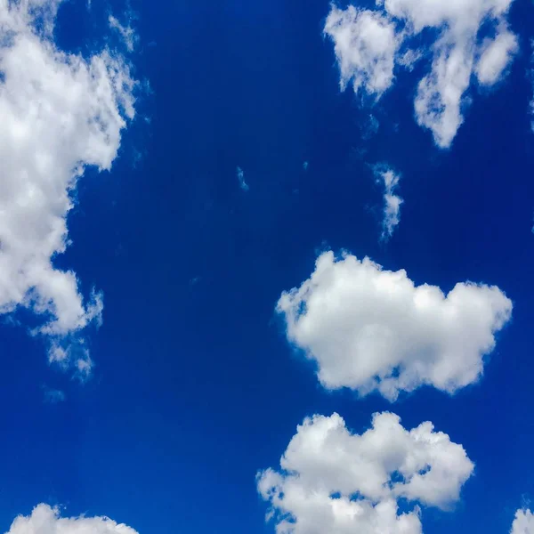 Beau ciel bleu avec fond nuageux.Ciel nuageux.Ciel avec nuages météo nature nuage bleu.Ciel bleu avec nuages et soleil — Photo