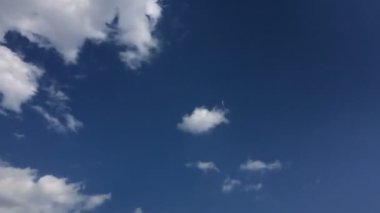 Beyaz bulutlar güneşin altında mavi gökyüzü üzerinde kaybolur. Hızlandırılmış hareket bulutlar mavi gökyüzü arka plan. Mavi gökyüzü. Bulutlar. Mavi gökyüzü beyaz bulutlar ile.