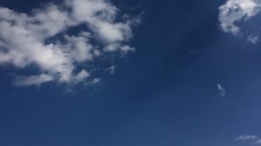 Beyaz bulutlar güneşin altında mavi gökyüzü üzerinde kaybolur. Hızlandırılmış hareket bulutlar mavi gökyüzü arka plan. Mavi gökyüzü. Bulutlar. Mavi gökyüzü beyaz bulutlar ile.