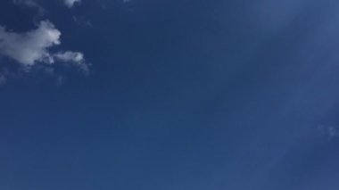 Beyaz bulutlar güneşin altında mavi gökyüzü üzerinde kaybolur. Hızlandırılmış hareket bulutlar mavi gökyüzü arka plan. Mavi gökyüzü. Bulutlar. Mavi gökyüzü beyaz bulutlar ile.