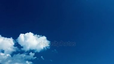 Beyaz bulutlar güneşin altında mavi gökyüzü üzerinde kaybolur. Hızlandırılmış hareket bulutlar mavi gökyüzü arka plan. Mavi gökyüzü. Bulutlar. Mavi gökyüzü beyaz bulutlar ile.
