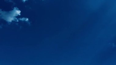 Beyaz bulutlar güneşin altında mavi gökyüzü üzerinde kaybolur. Hızlandırılmış hareket bulutlar mavi gökyüzü arka plan. Mavi gökyüzü. Bulutlar. Mavi gökyüzü beyaz bulutlar ile.