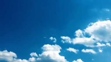 Beyaz bulutlar güneşin altında mavi gökyüzü üzerinde kaybolur. Hızlandırılmış hareket bulutlar mavi gökyüzü arka plan. Mavi gökyüzü. Bulutlar. Mavi gökyüzü beyaz bulutlar ile.